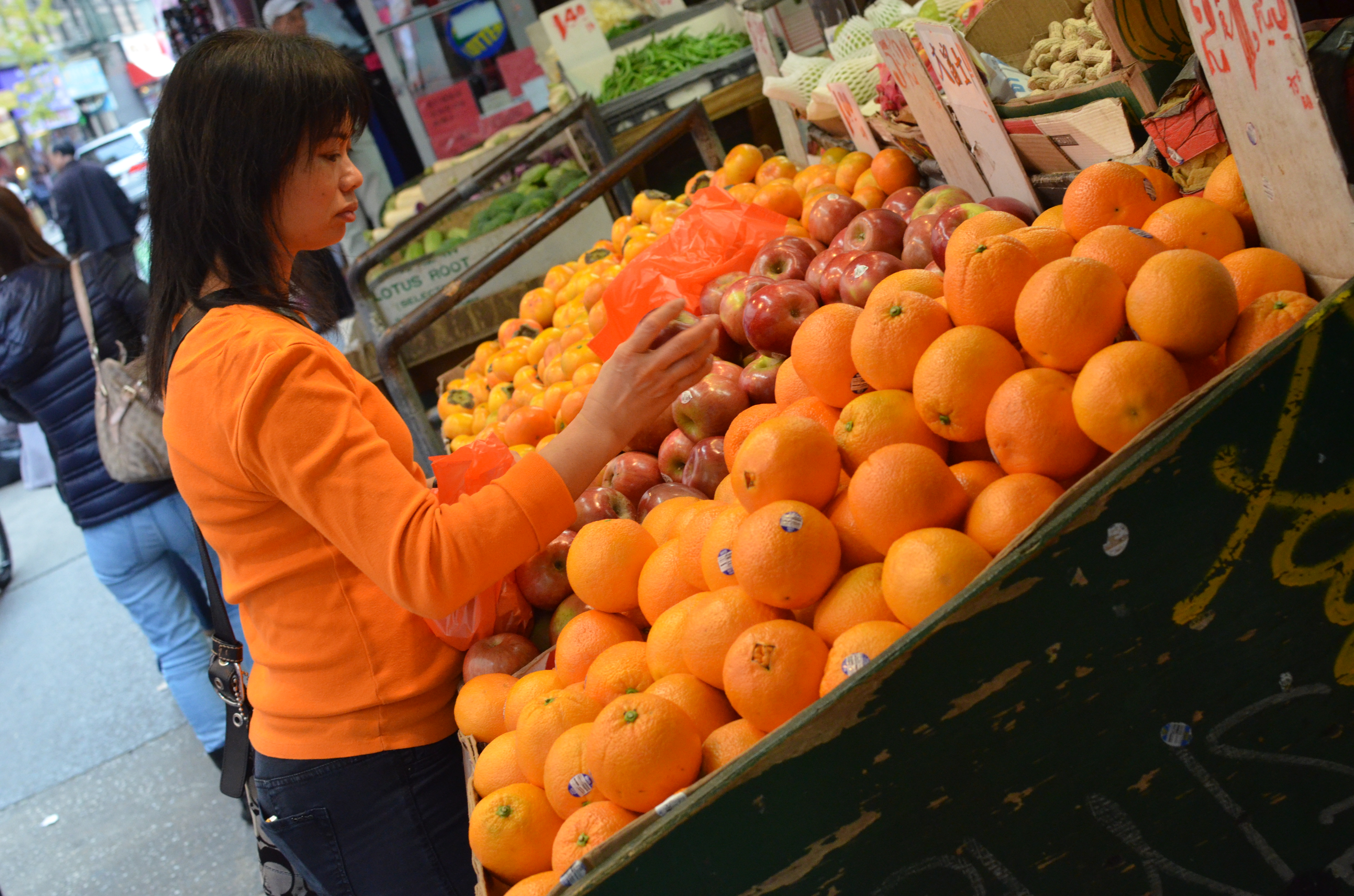 woman buying fruit